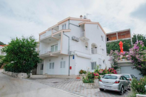 Apartments with a parking space Mastrinka, Ciovo - 11283